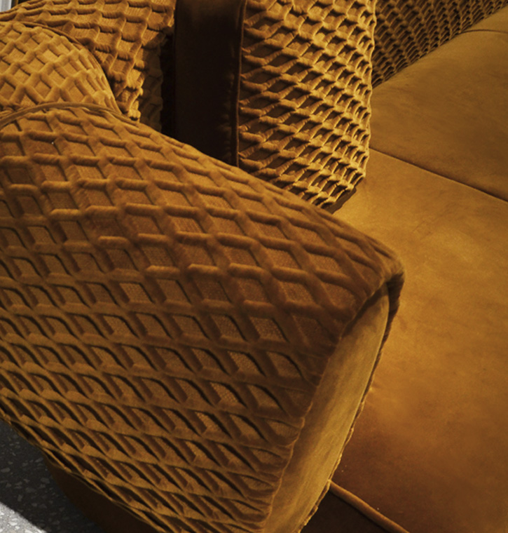 Hessentia | Cornelio Cappellini- Hug sofa
