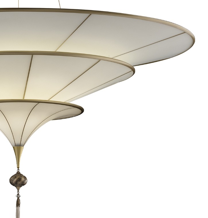 fortuny_scheherazade_glass_lamp_3_tiers_Vogue_GALLERY_2.jpg
