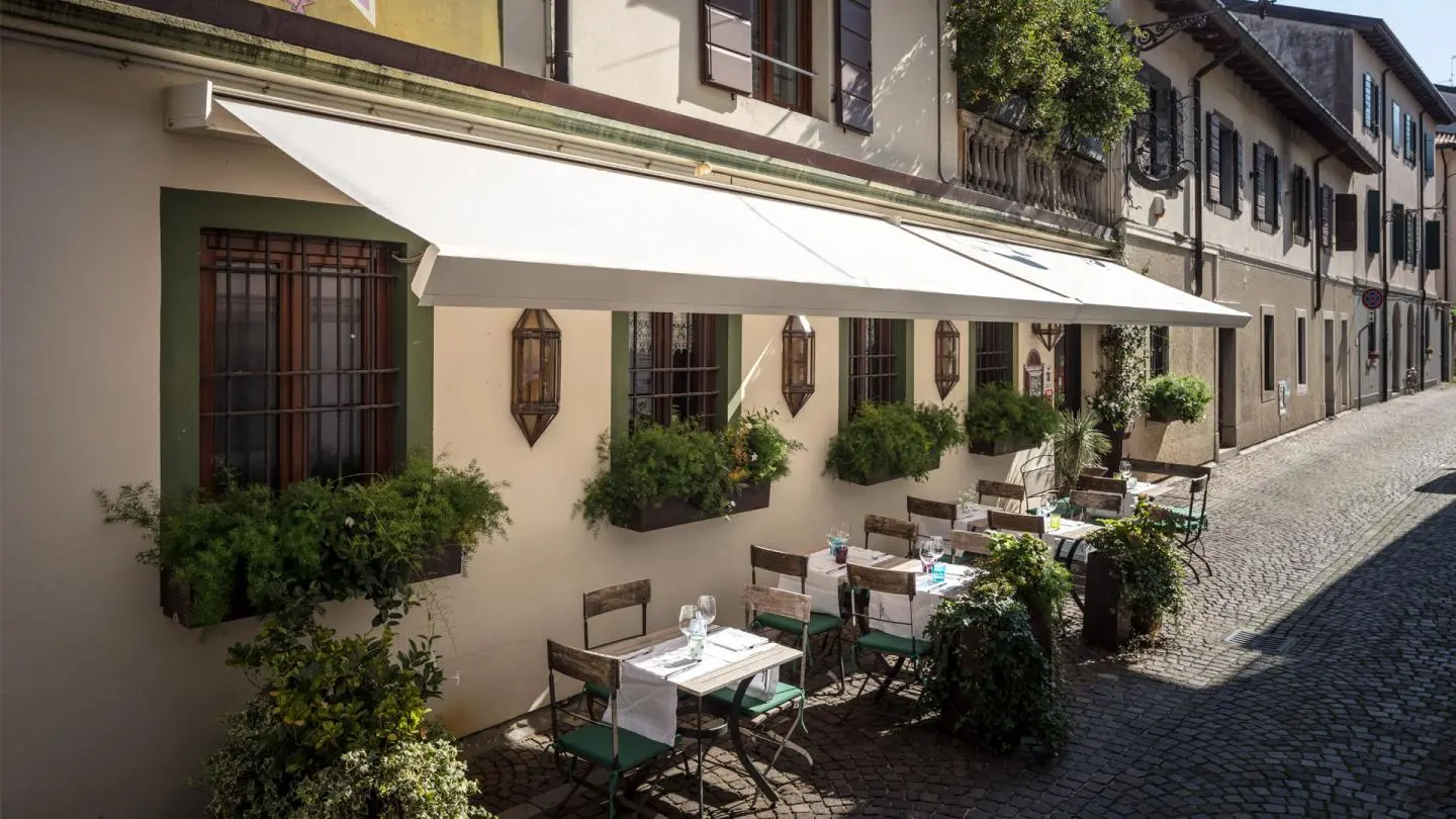 Extendable arm awning T-Hide by Pratic