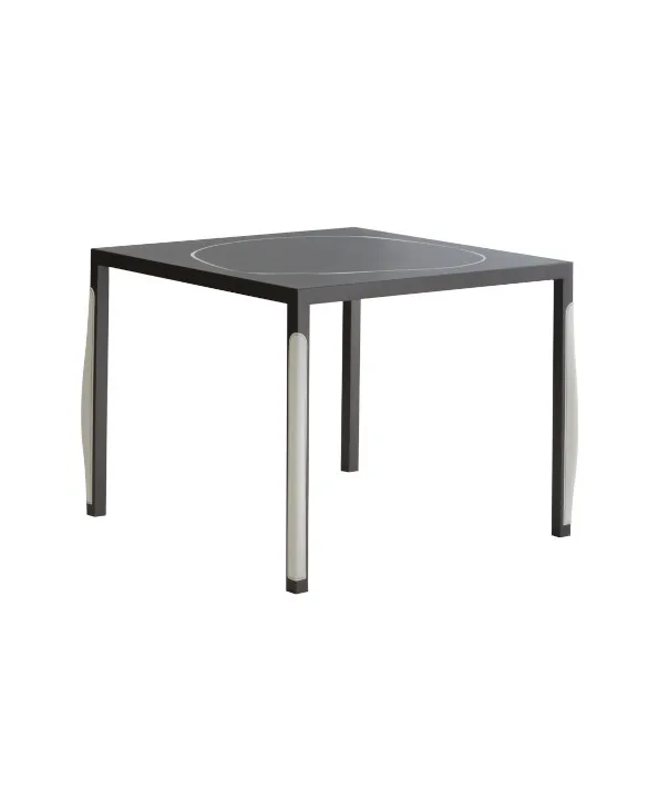 Tavolo quadrato, struttura in metallo.
