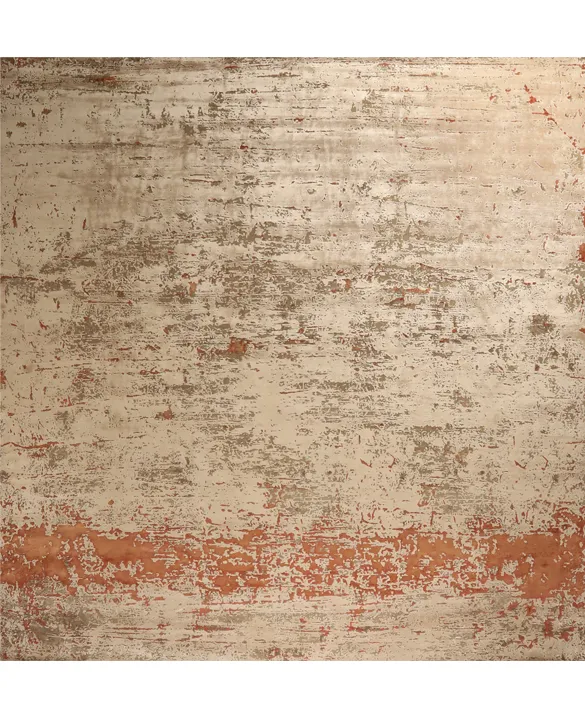 Foto di un tappeto dal disegno astratto nei toni del rosso e del sabbia