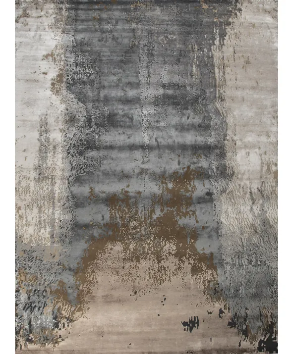 Foto di un tappeto dal disegno astratto nei toni del blu, marrone e sabbia