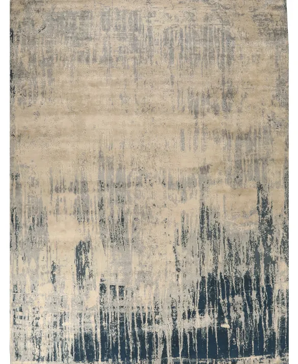 Foto di un tappeto dal disegno astratto nei toni del blu e del sabbia