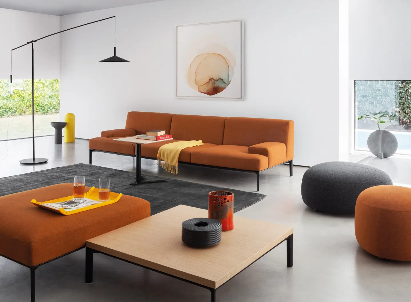 Soggiorno arredato con divano 3 posti ADD SOFT, pouf ADD SOFT arancione, tavolino ADD SOFT e pouf KIPU 