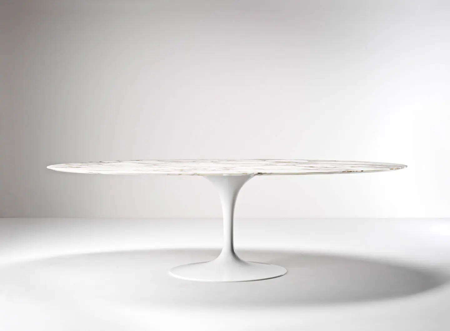 Saarinen Pedestal High Table designed by Eero Saarinen, Ph. Gionata Xerra