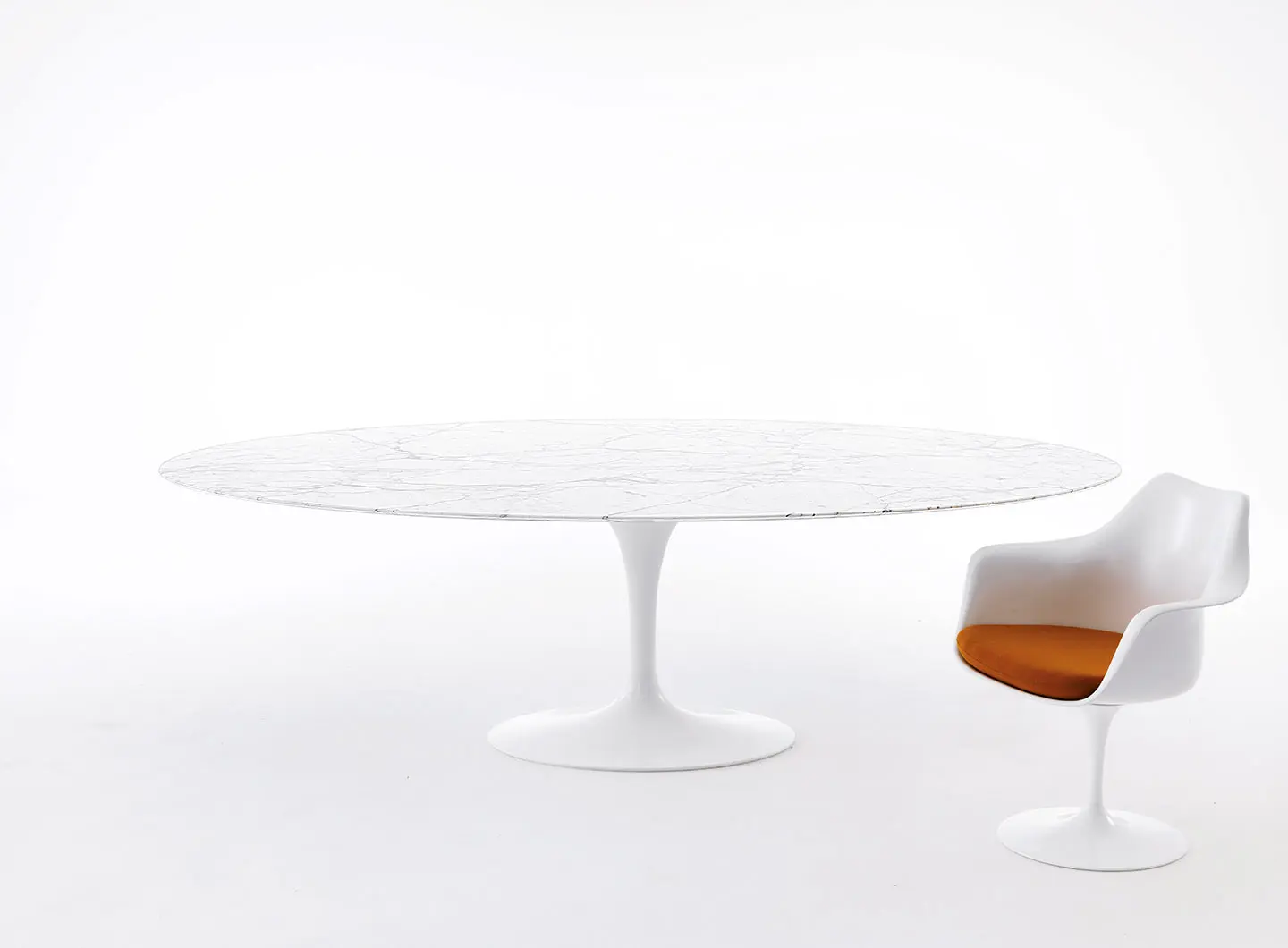 Pedestal Collection designed by Eero Saarinen, Ph. Courtesy of Knoll