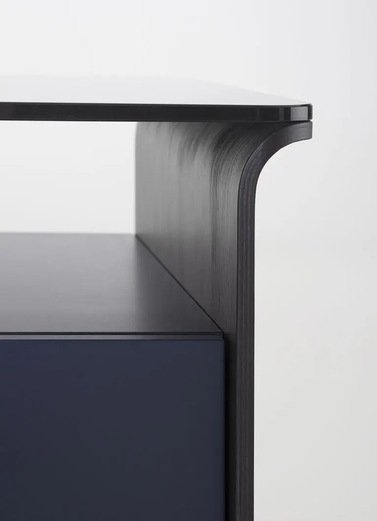 detail of glass shelve pianca