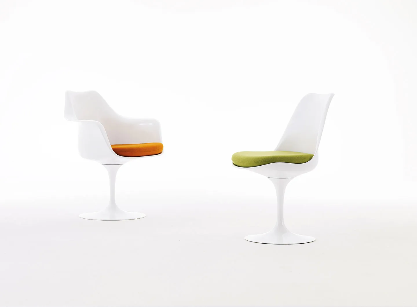 Tulip Chair and Tulip Armchair designed by Eero Saarinen, Ph. Courtesy of Knoll