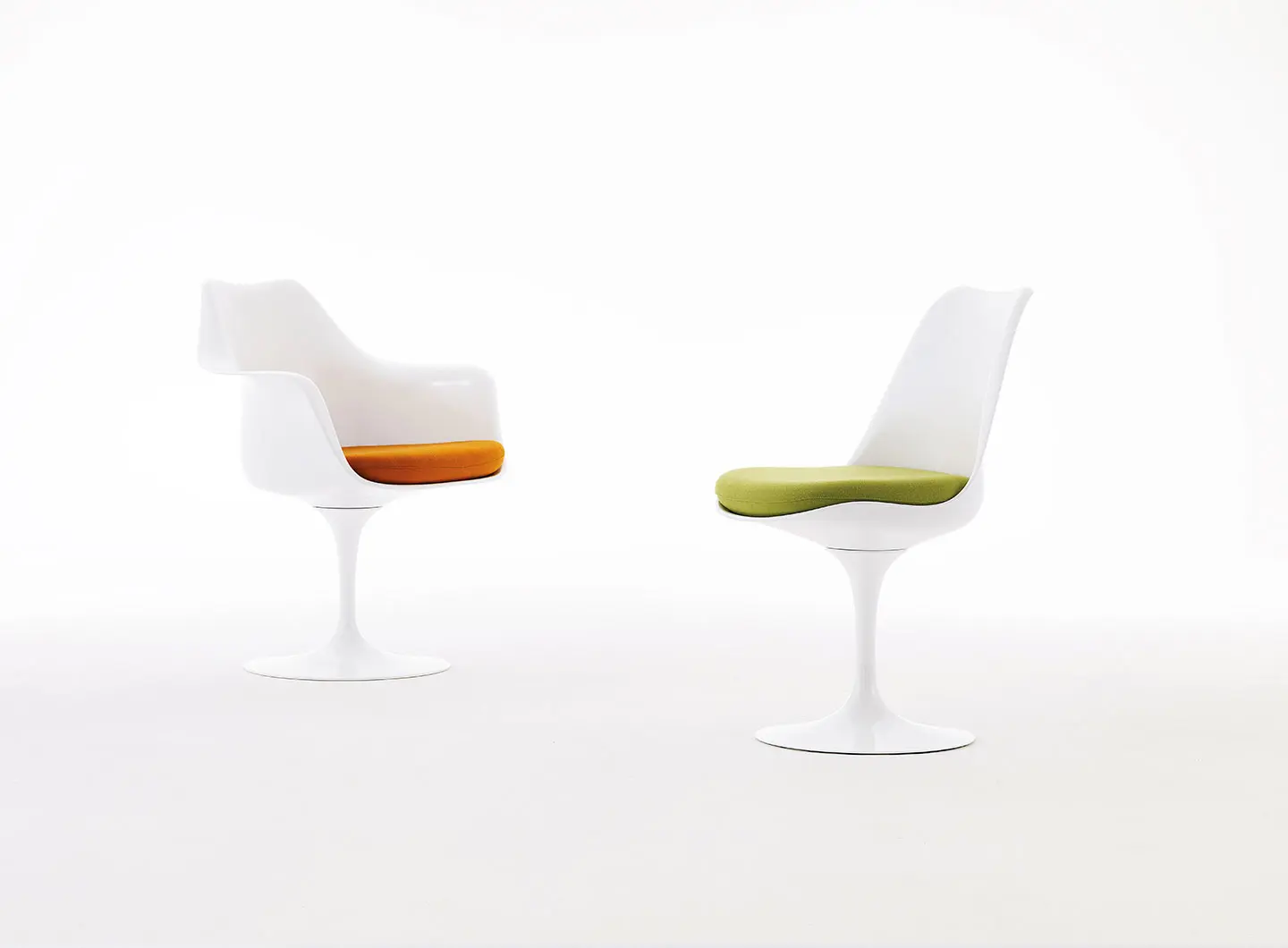 Tulip Chair and Tulip Armchair designed by Eero Saarinen, Ph. Courtesy of Knoll