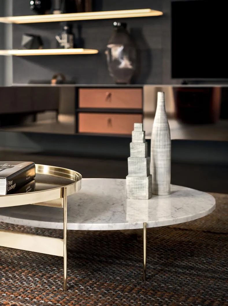 dettagli tavolino abaco con struttura e piano in metallo oro e piano in marmo pianca