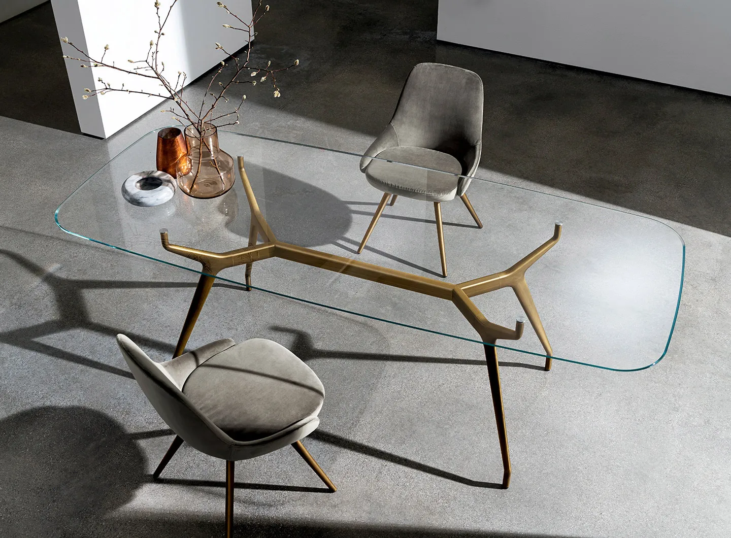 SOVET ITALIA The new Arkos shaped dining table in extraclear glass