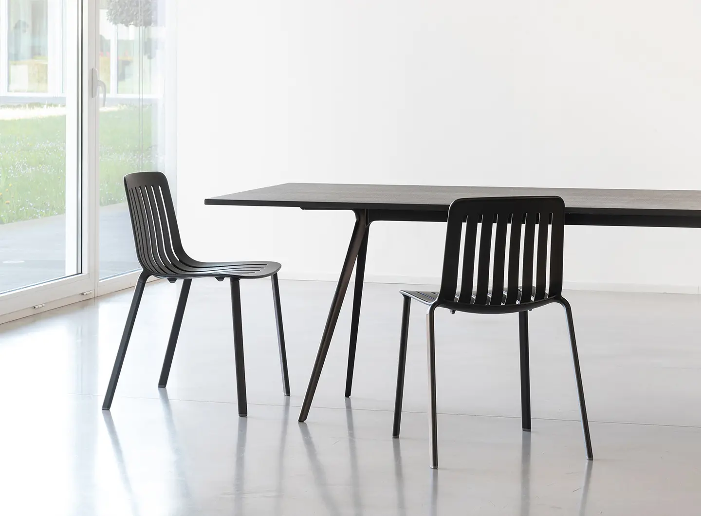 Magis_baguette_table_ambient_TV1700_black_TV1726_slate_plato_chair_SD1230_black_09_hr