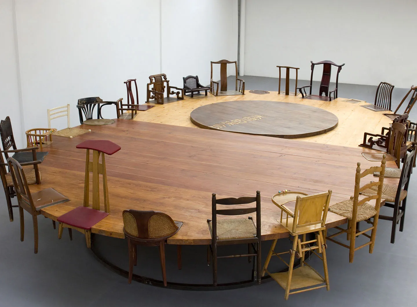 Chen Zhen, Round Table – Side by Side, 1997