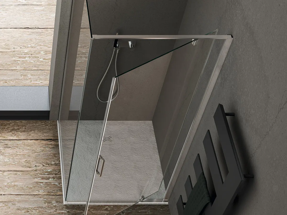 Box doccia angolare con porta aperta pivotante