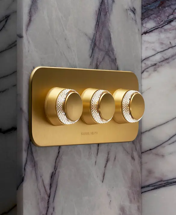 Rivestimento doccia One Hundred Collection in oro spazzolato opaco con tondi in cristallo trasparente (T1005-CCR-BGM)