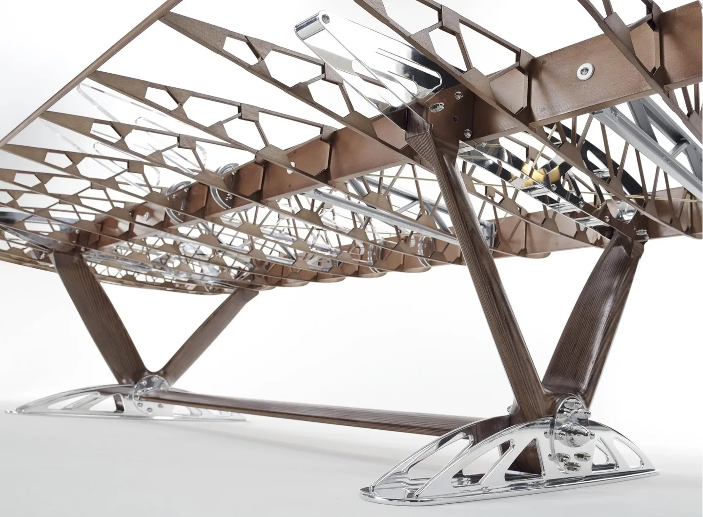 tavolo realizzato con lo scheletro dell'ala superiore di un Boeing Stearman
