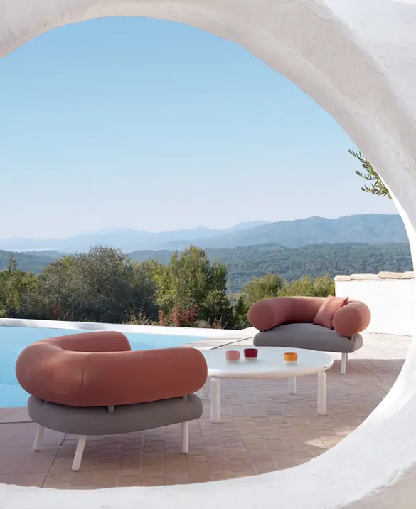BETWEEN CURVES AND PURE LINES,  A NEW VISION OF OUTDOOR FURNITURE