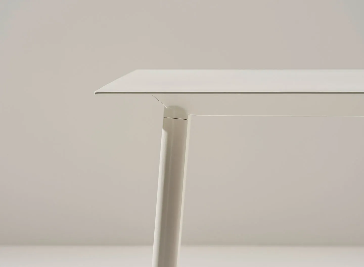 Arper - Onemm table