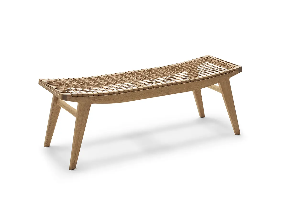 Klismos by Knoll – Bench by Antonio Citterio, Ph. Federico Cedrone