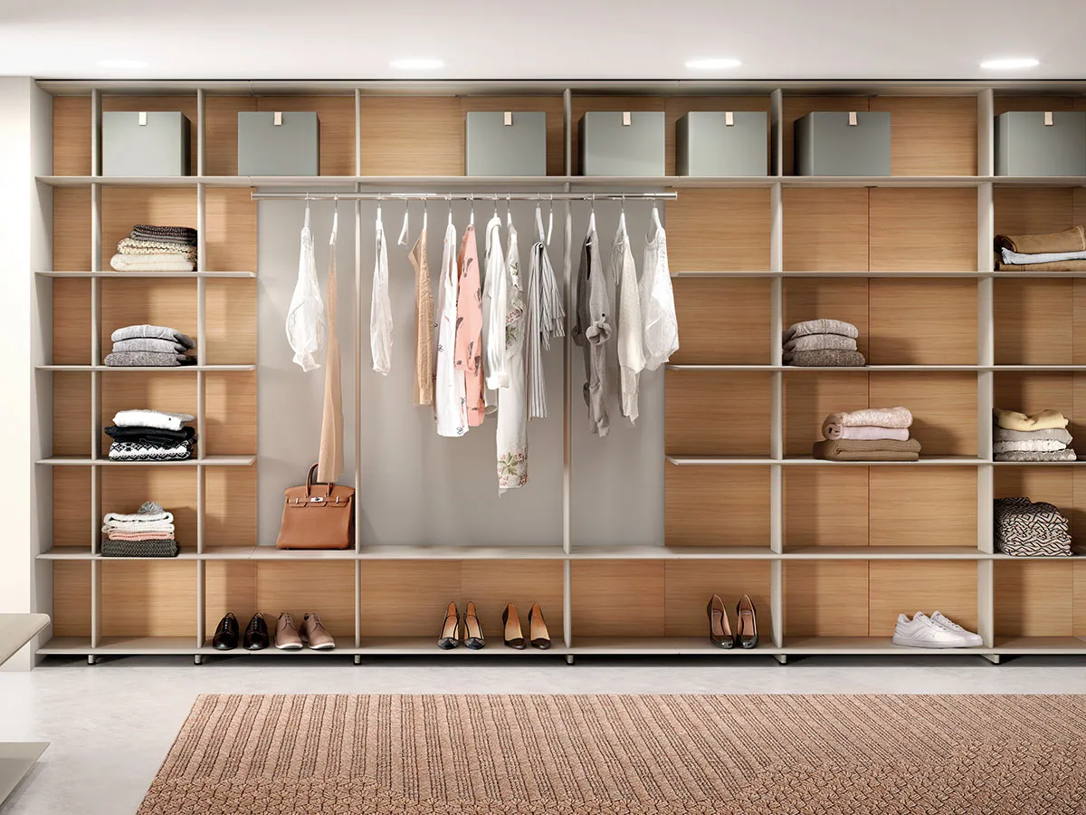 Open wardrobe that simultaneously makes it possible to organise clothes, shoes, bags and other accessories thanks to the way it unites the hanging rod with shelves. Designed for individual use or combined with other elements of the same unit, as well as forming compositions with the Wing shelves. Available in two sizes, 1600 and 800 mm; and two versions, wall-mounted and freestanding.