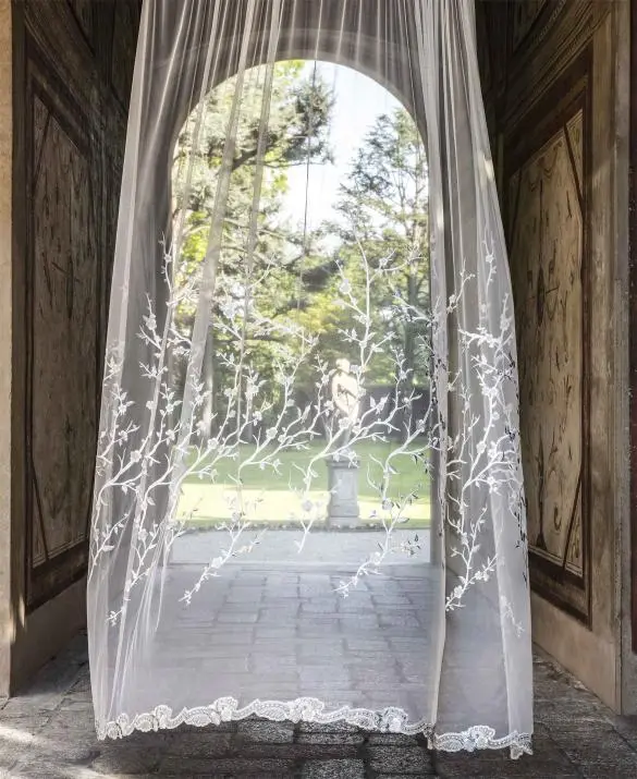 Una collezione di tende capace di riprodurre la bellezza della fioritura dei ciliegi in primavera.