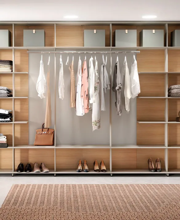 Open wardrobe that simultaneously makes it possible to organise clothes, shoes, bags and other accessories thanks to the way it unites the hanging rod with shelves.