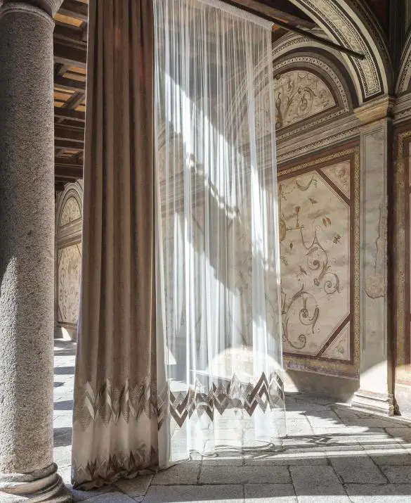 Piccole gocce ricamate a punto pieno racchiudono paillettes color rame che vanno ad impreziosire il tulle e il raso.