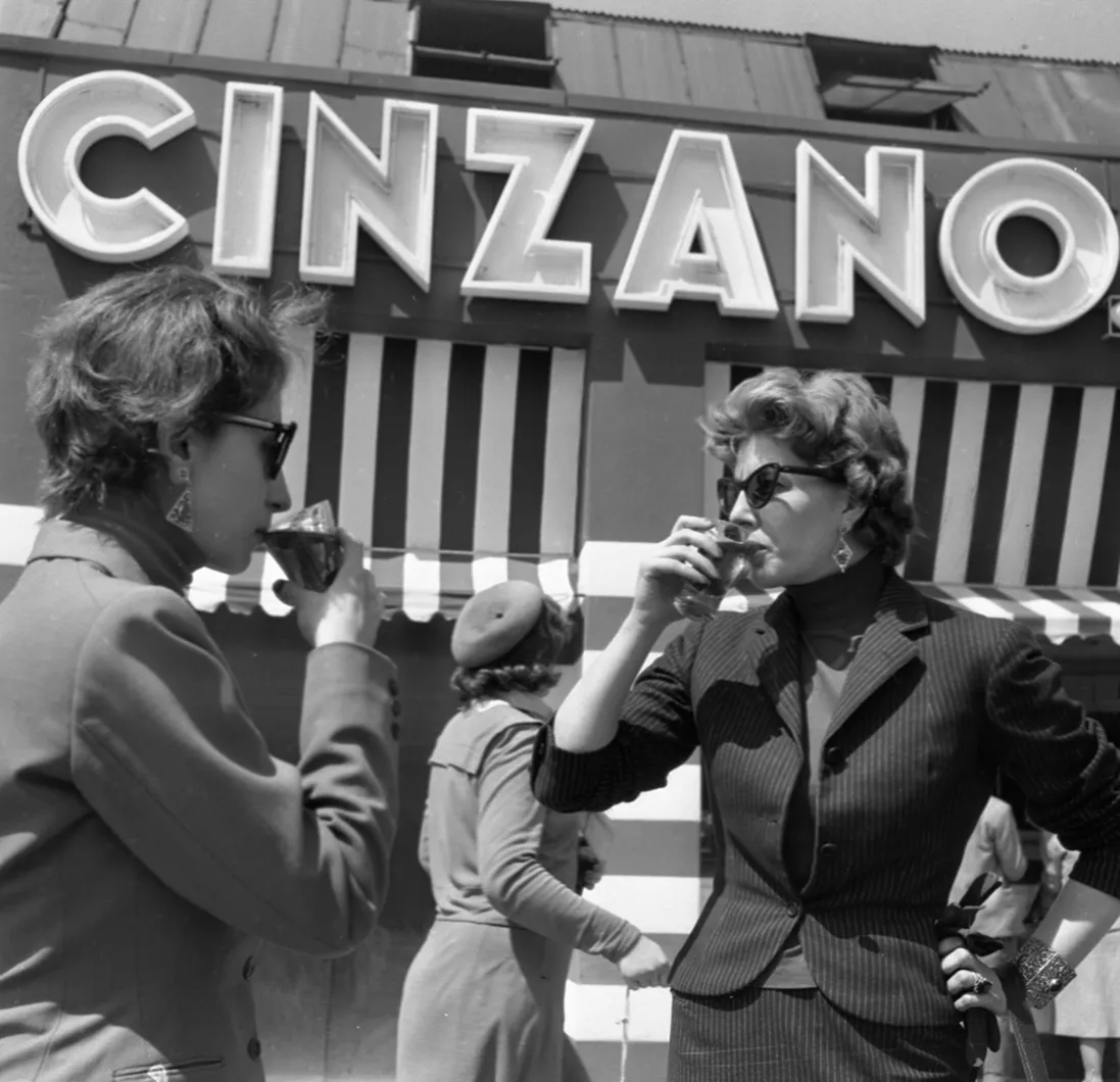 Chiosco Cinzano, Fiera Campionaria di Milano, 1953, women drinking, bianco e nero