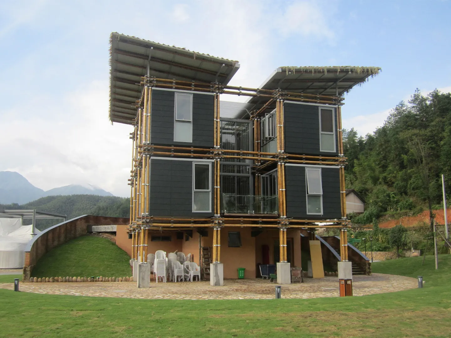 Energy Efficient Bamboo House, Mauricio Cardenas 