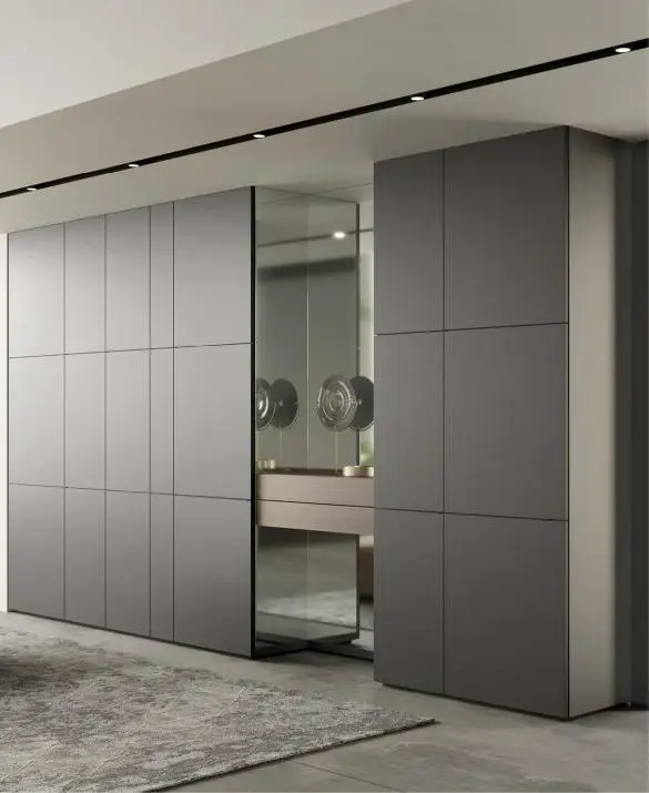 Turati T4- Entrance and living closet