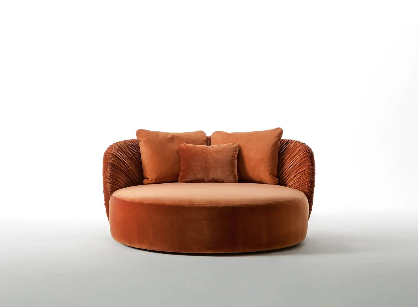 laurameroni_drape_round_swivel_sofa_01.jpg