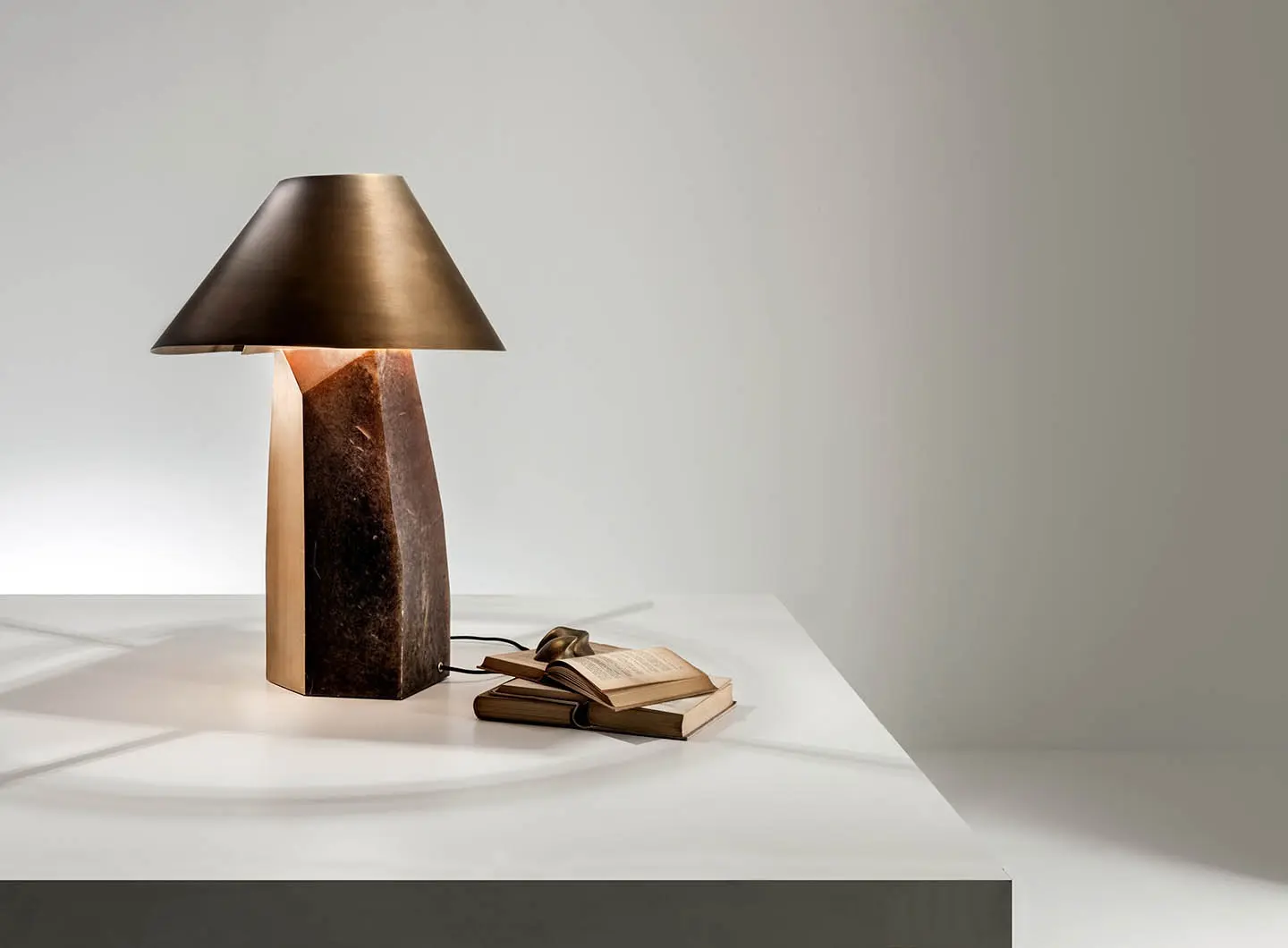 laurameroni_luxury_tablelamp_ada_02.jpg