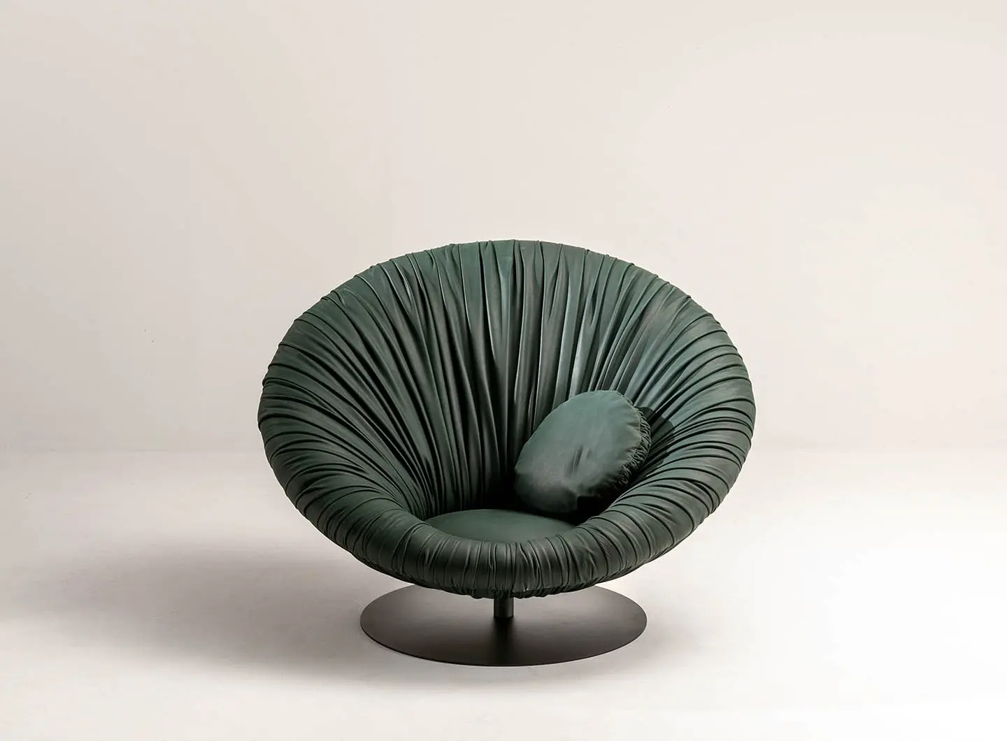 laurameroni_drape_soleil_armchair_03.jpg