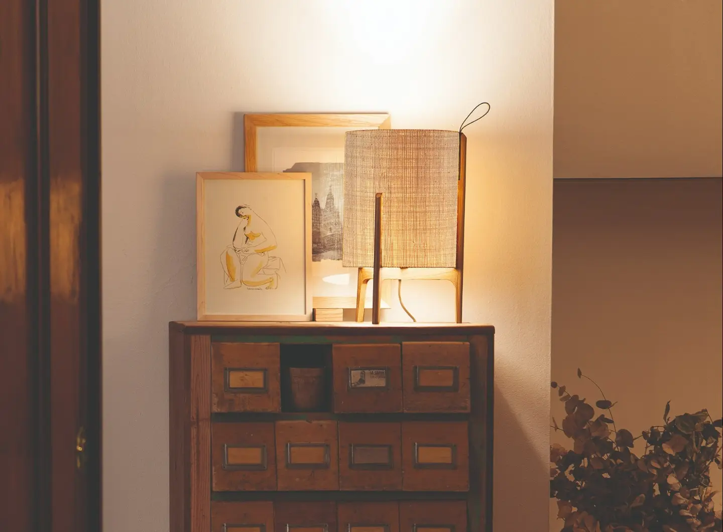 Table_lamp_Greta_2551000_natural_oak_natural_fiber_shade__20cm_lifestyle_Carpyen.jpg