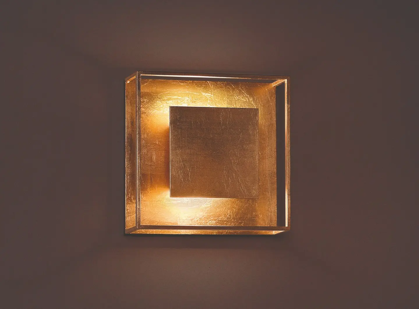 Wall_lamp_Yoko_2081000_gold_leaf_lifestyle_Carpyen.jpg