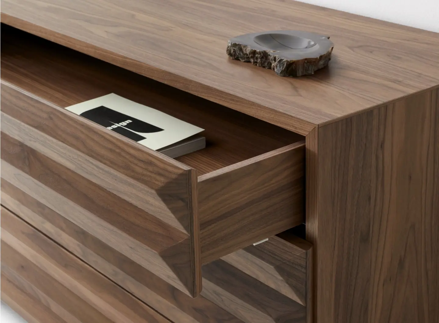 Modi chest of drawers