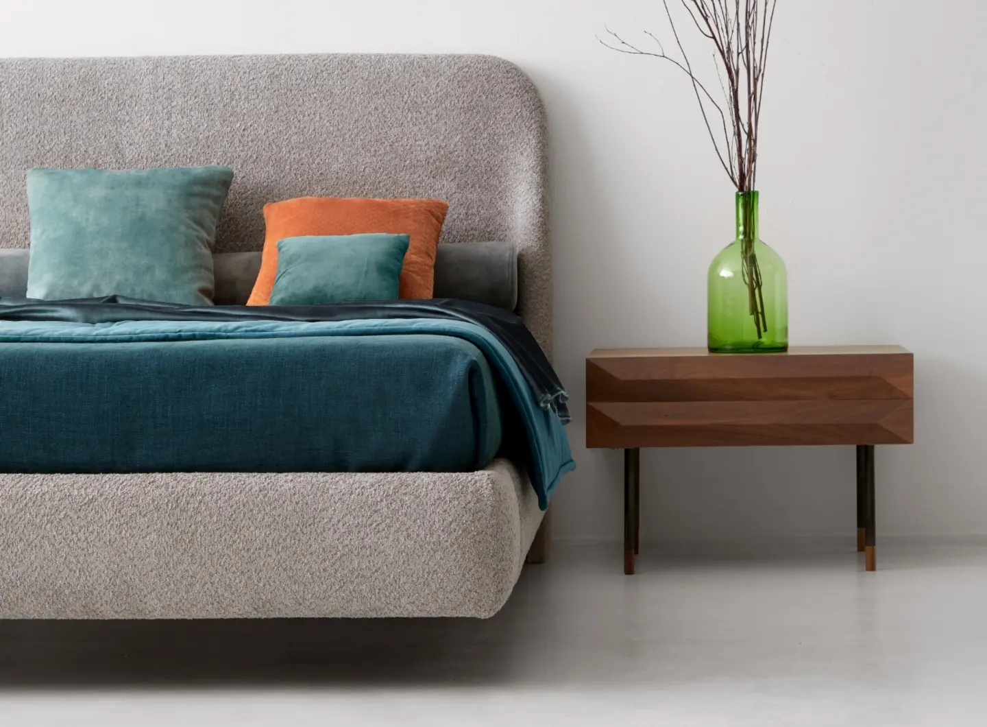 Alba floating bed