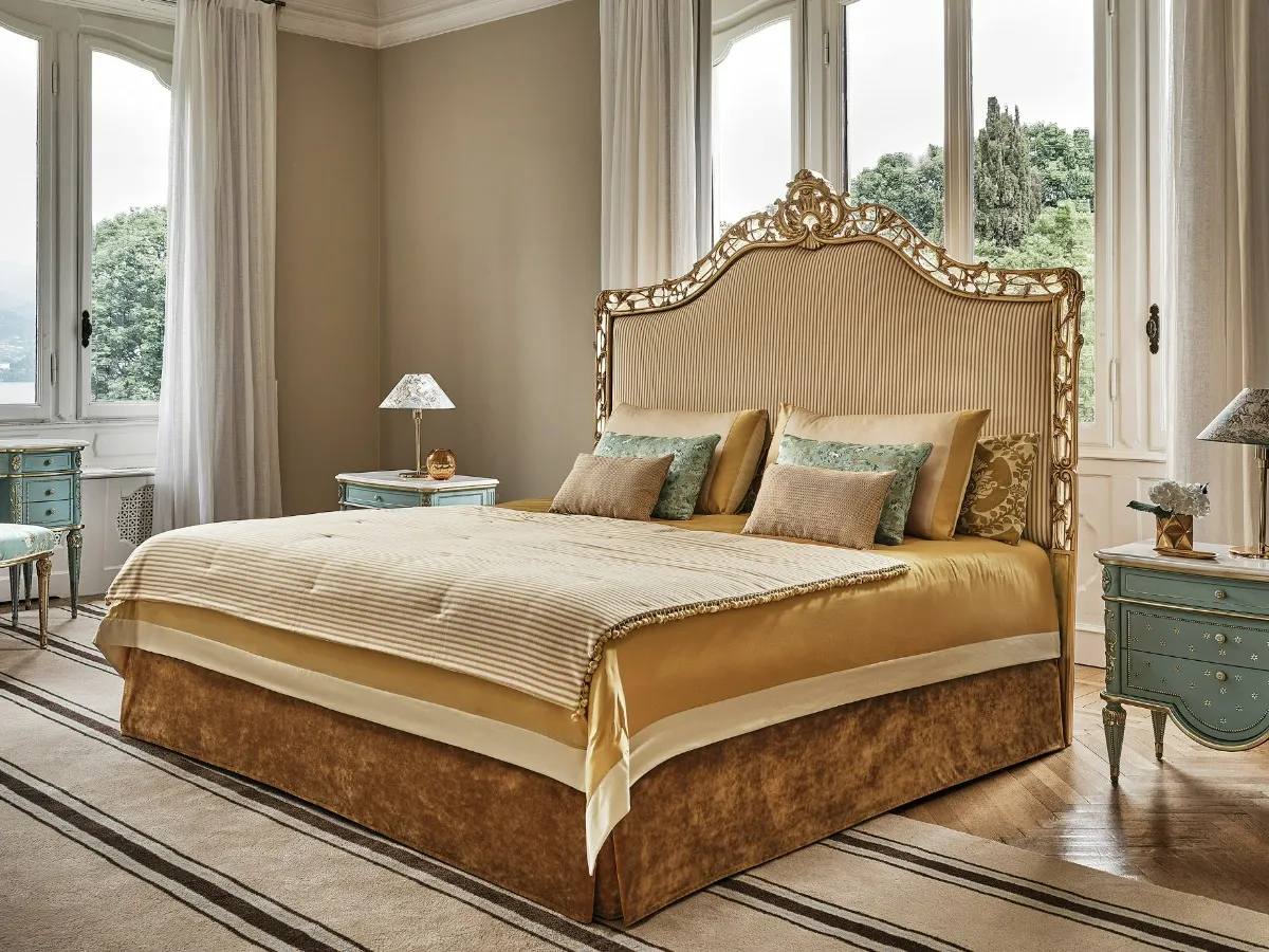 Bed with carved headboard - Cromie Collection vol. I