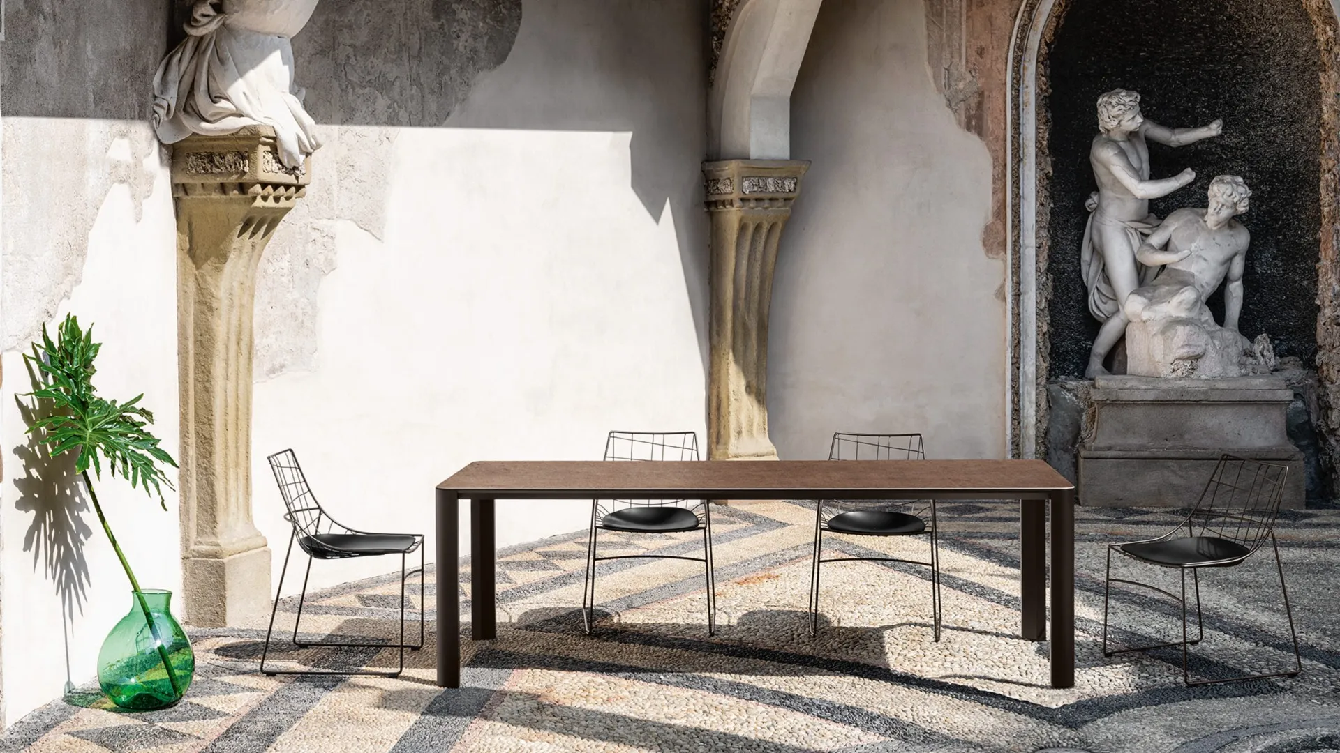 The Kodo outdoor table in ceramic and Keyah chairs