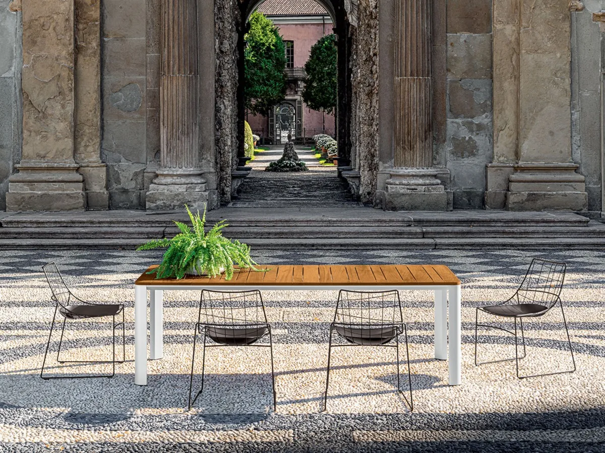 The Kodo outdoor table and Keyah chairs