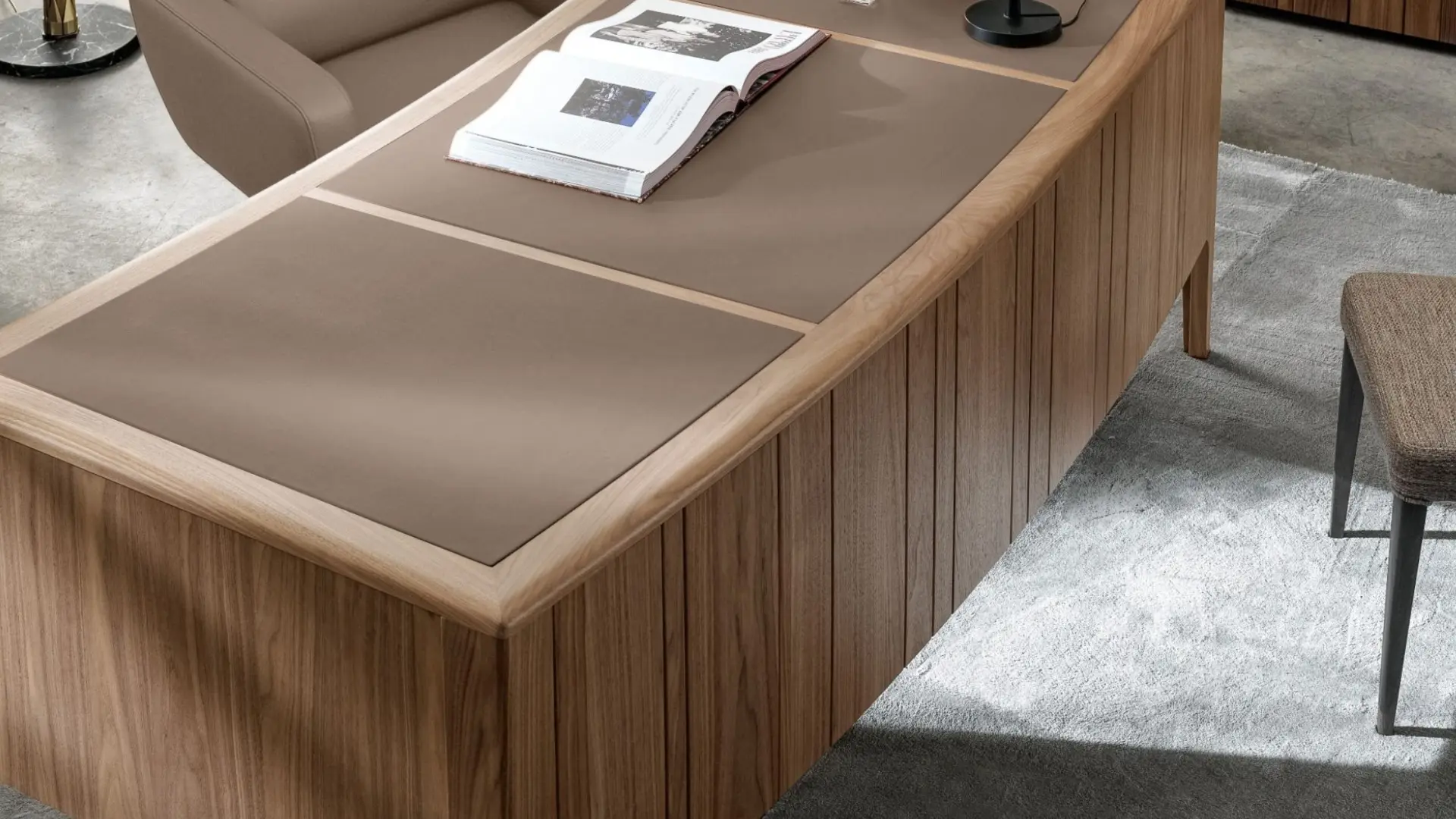 Domino desk
