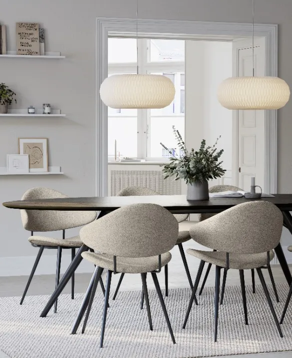 DAN-FORMs NAPOLEON chairs around the ECLIPSE table in a Copenhagen apartment