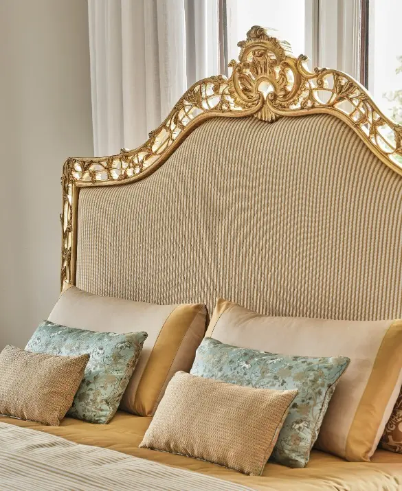 Bed with carved headboard - Cromie Collection vol. I