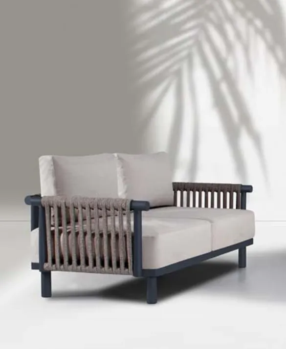 The luxurious form created by natural-looking woven ropes is complemented by ergonomic cushions with mesh fabric. 