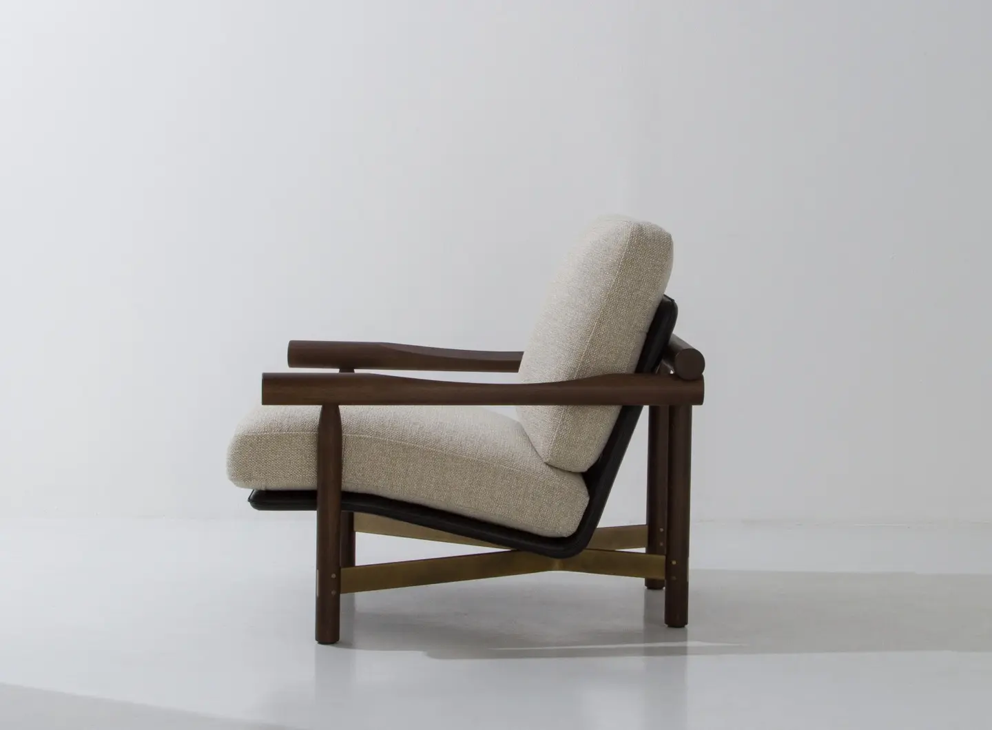 MKO2016_A_IB_1052___Stilt_Armchair___Smoked_Oak___Ink_Black___Tara_Quartz__2_.jpg