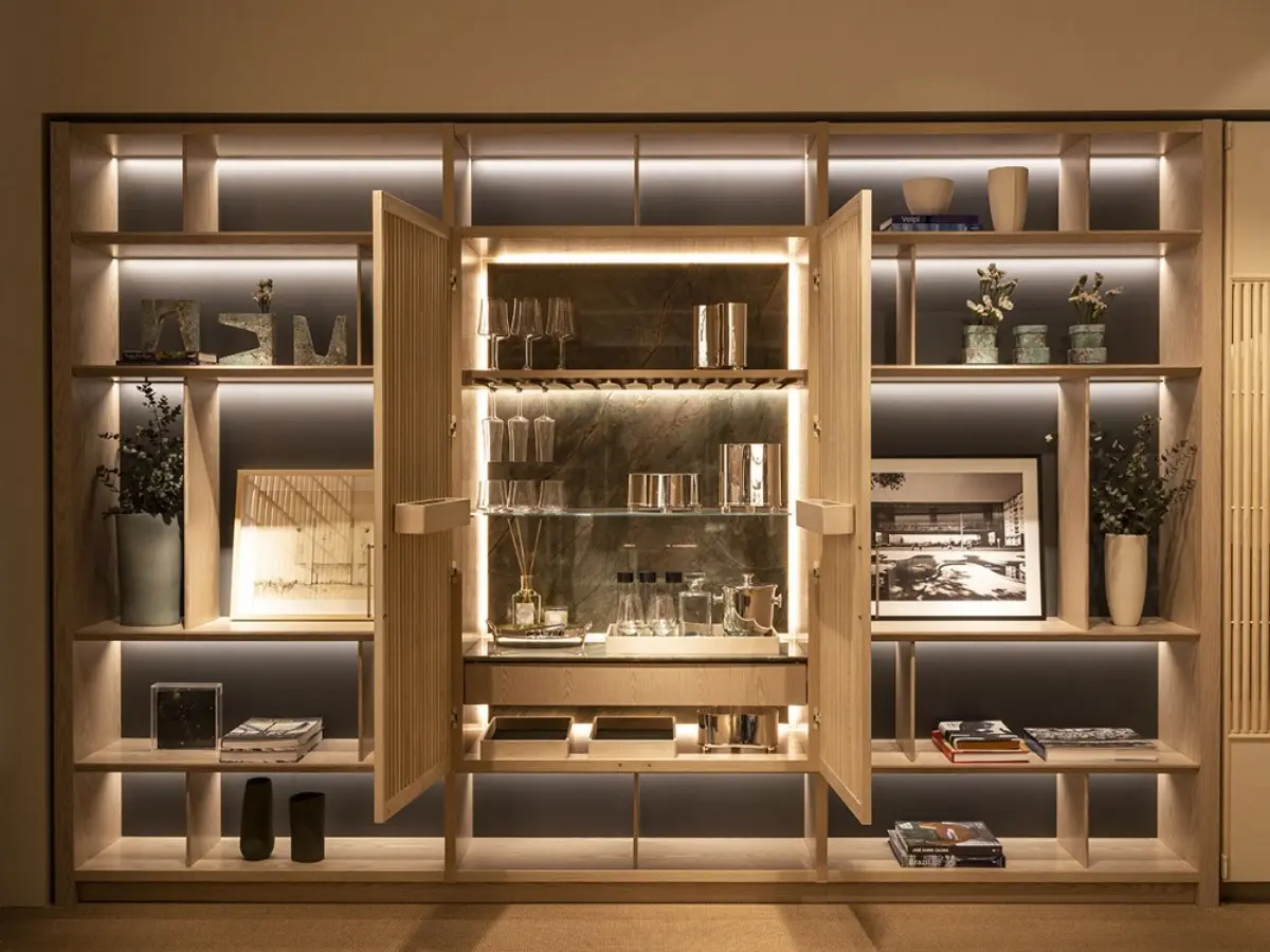 TIMELESS BAR - Crafted with details and robust structure in contrast to the lightness of the partitions