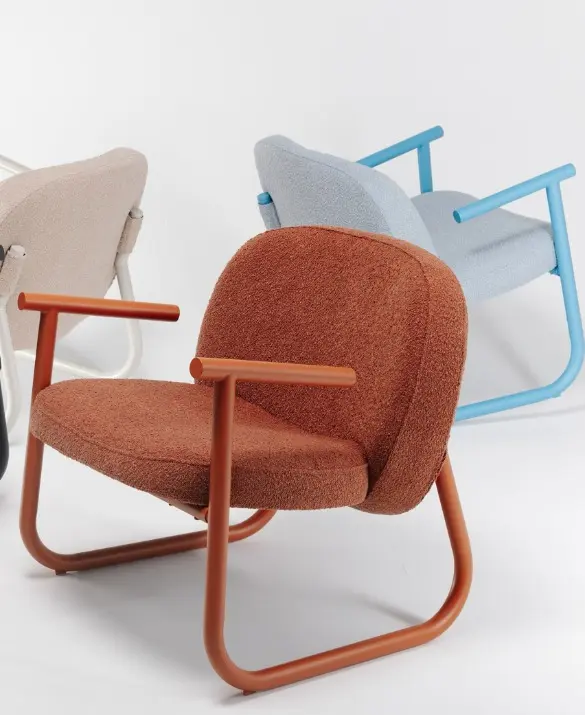 The rounded shapes of the back and seat create a unique silhouette of the object, as if levitating between two metal supports.
