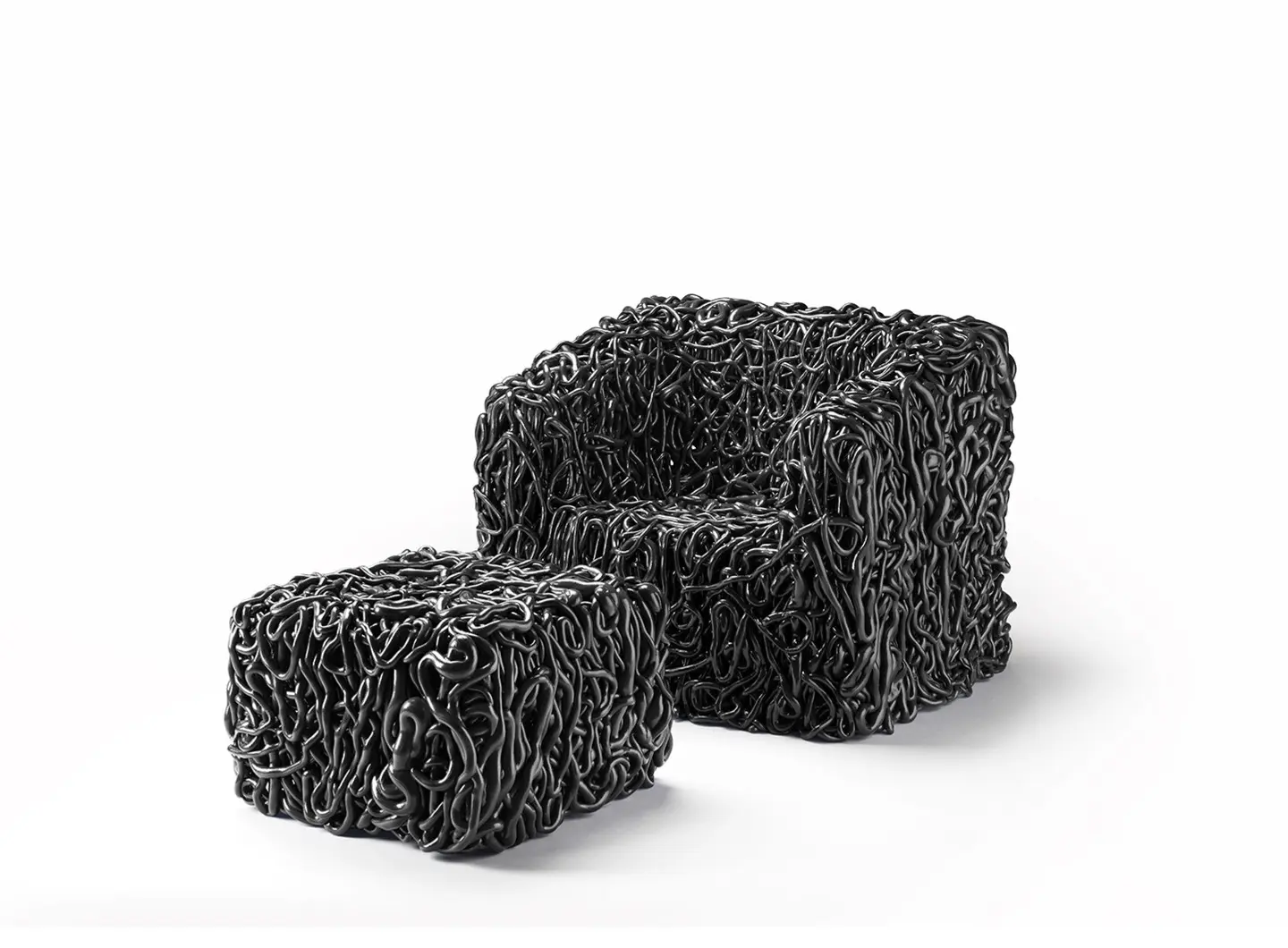 SENZAFINE_nera_poltrona_e_pouf_orizz.jpg