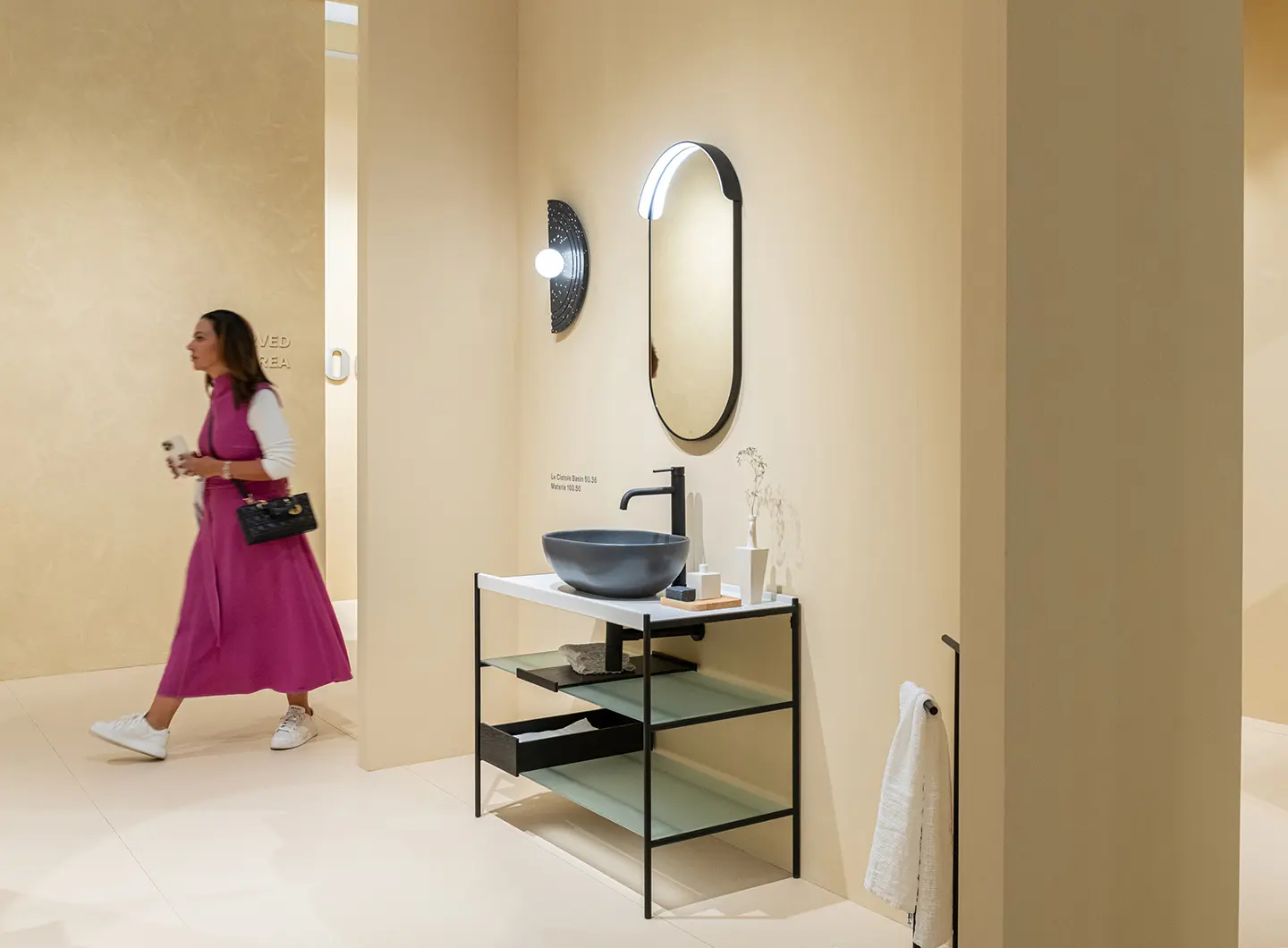Lavabo da appoggio su struttura a terra e specchio ovale alla parete