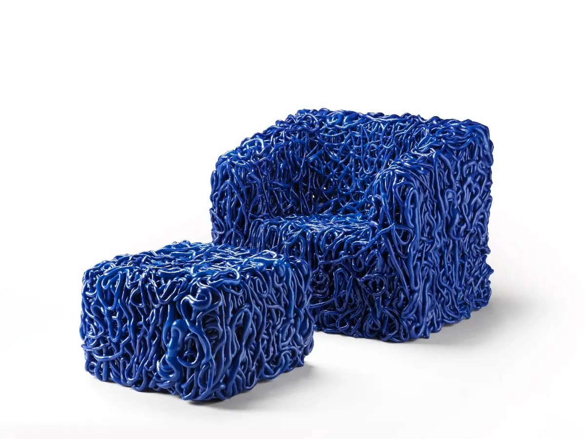 SENZAFINE_blu_poltrona_e_pouf_trequarti.jpg